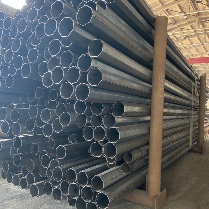 गर्म डुबकी गैल्वेनाइज्ड बीट्यूमेन पेंट किए गए बैग 8 पक्षीय 25FT-35FT वितरण स्टील पोल लपेटे