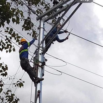 Üst hat Elektrikli çelik direği 30FT Galvanizli çelik güç direği 127mm