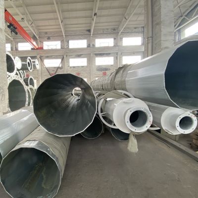 Q355B Q355 Çokgen Yüksek Mast Sıcak Dip Galvanize Telekomünikasyon Çelik Yüksek Mast direği