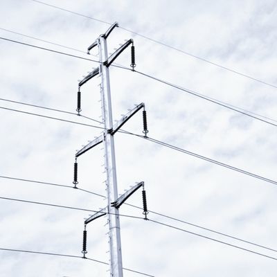 Hongxin Havalı Hattı Galvanize Taşınma Çelik direği Q460 Transmission Pole With Crossarms